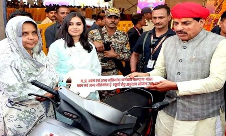 सफलता-की-कहानी-ई-स्कूटर-अनुदान-योजना-से-दमोह-की-सायरा-बी-बनीं-आत्मनिर्भर