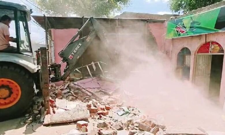 भोपाल-में-बड़ा-तालाब-के-किनारे-चला-बुलडोजर,-9-दुकानों-को-किया-जमींदोज,-347-पर-होगी-कार्रवाई