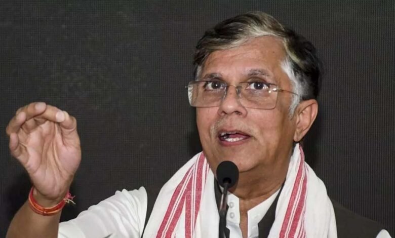 मुसीबत-में-घिरे-पवन-खेड़ा,-दिल्ली-और-असम-पुलिस-ने-की-उनके-घर-पर-छापेमारी