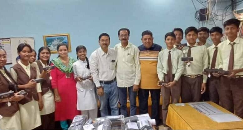 शासकीय-उत्कृष्ट-विद्यालय-के-92-विद्यार्थियों-को-निःशुल्क-चश्मों-का-वितरण