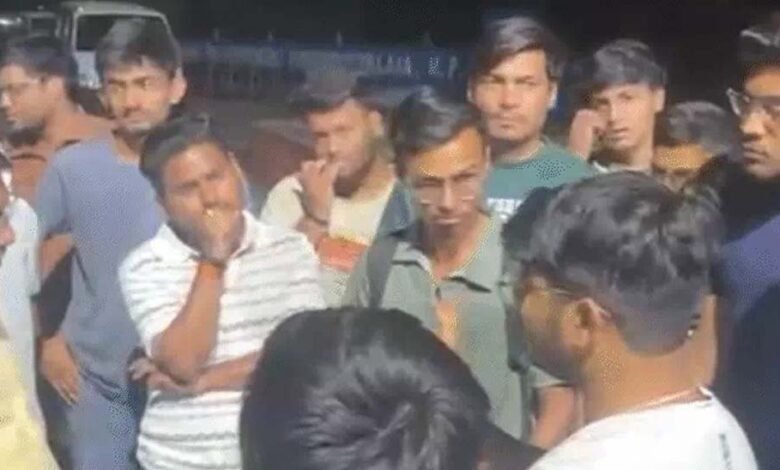 छिपकली-कांड-के-बाद-बंद-कैंटीन,-टिफिन-पर-भी-लगी-रोक:-आरजीपीवी-गेट-पर-छात्रों-का-विरोध-प्रदर्शन