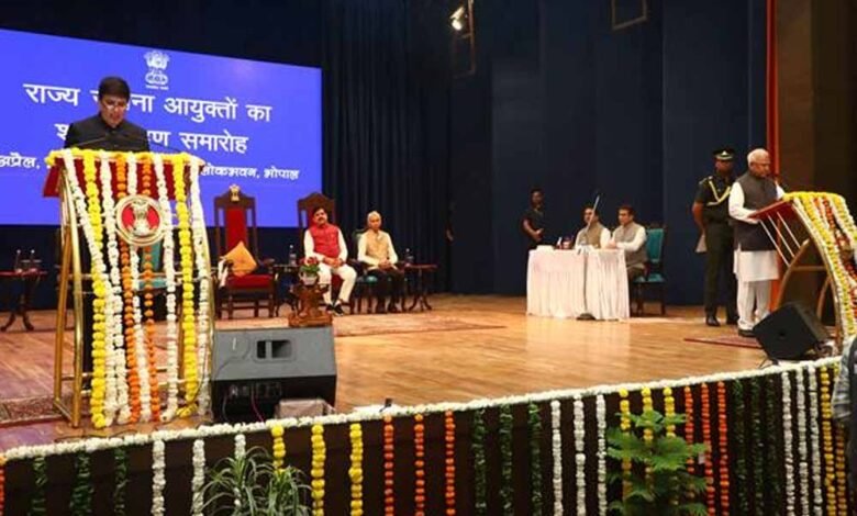 राज्यपाल-ने-नवनियुक्त-राज्य-सूचना-आयुक्तों-को-दिलाई-शपथ