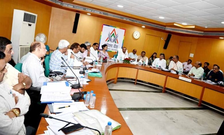 आगामी-वित्तीय-वर्ष-में-10-लाख-नये-सदस्य-बनाने-के-लक्ष्य-पर-कार्य-करें-जिला-बैंक-के-सीईओ-–-डीपी.आहूजा,-प्रशासक,-अपेक्स-बैंक