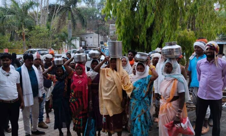 डिंडौरी-में-पानी-का-संकट-चरम-पर:-नाले-का-पानी-पी-रहे-ग्रामीण,-खाली-बर्तन-लेकर-पहुंचे-जनसुनवाई-में