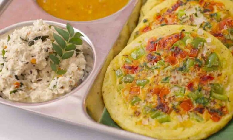 सिर्फ-15-मिनट-में-तैयार-करें-प्रोटीन-से-भरपूर-मूंग-दाल-उत्तपम,-साथ-में-बनाएं-फ्रेश-नारियल-की-चटपटी-चटनी