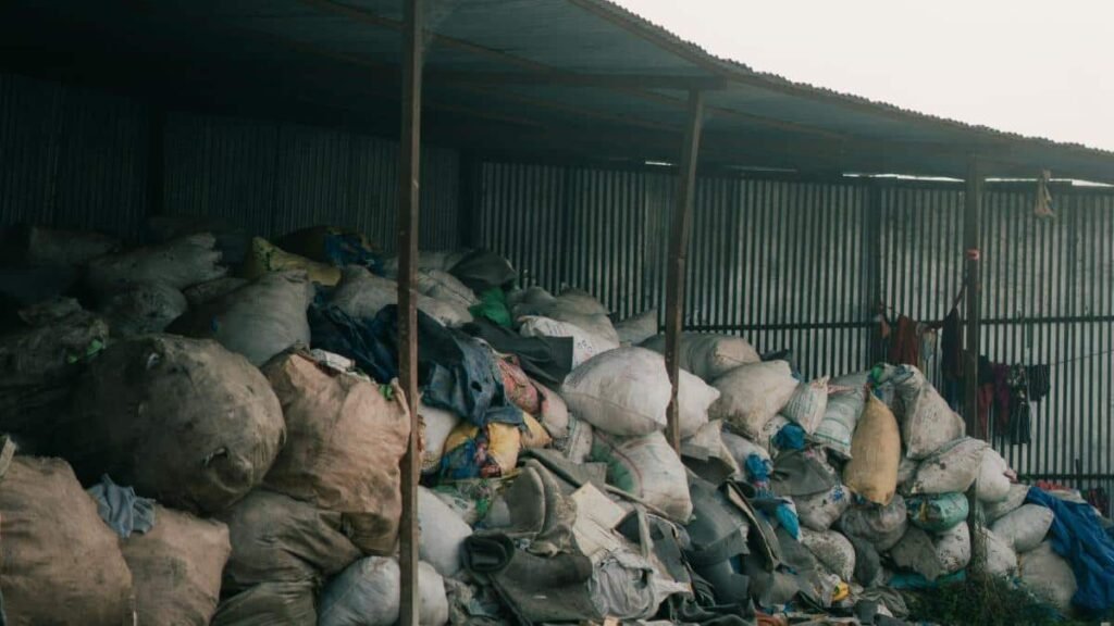 effects-of-bad-smells-on-health:-आसपास-की-बदबू-आपको-बना-रही-है-बीमार?-जानें-सेहत-पर-इसके-गंभीर-असर