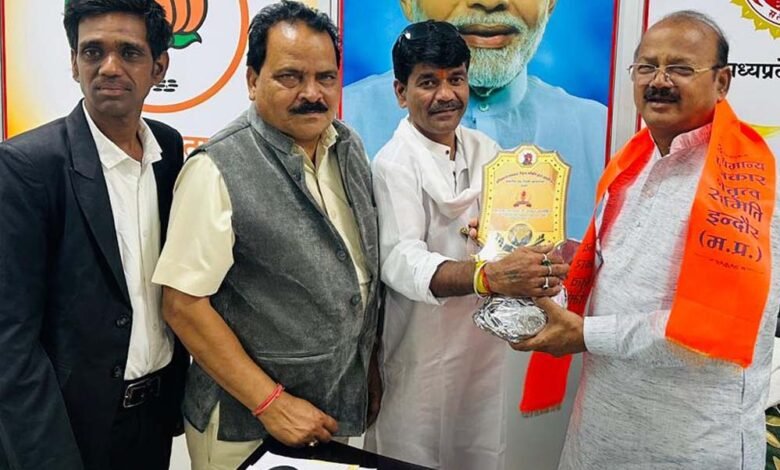 मंत्री-दिलीप-जायसवाल-से-मुलाकात,-सम्मानित-किए-गए-पत्रकार-समिति-के-नेता