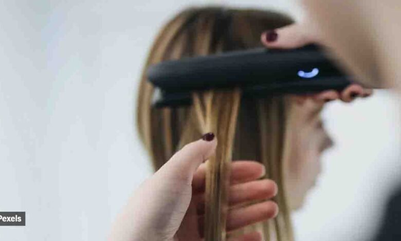 ब्यूटी-टूल-या-मल्टी-टास्किंग-गैजेट?-जानें-हेयर-स्ट्रेटनर-से-चिप्स-के-पैकेट-सील-करने-और-प्रेस-करने-का-तरीका