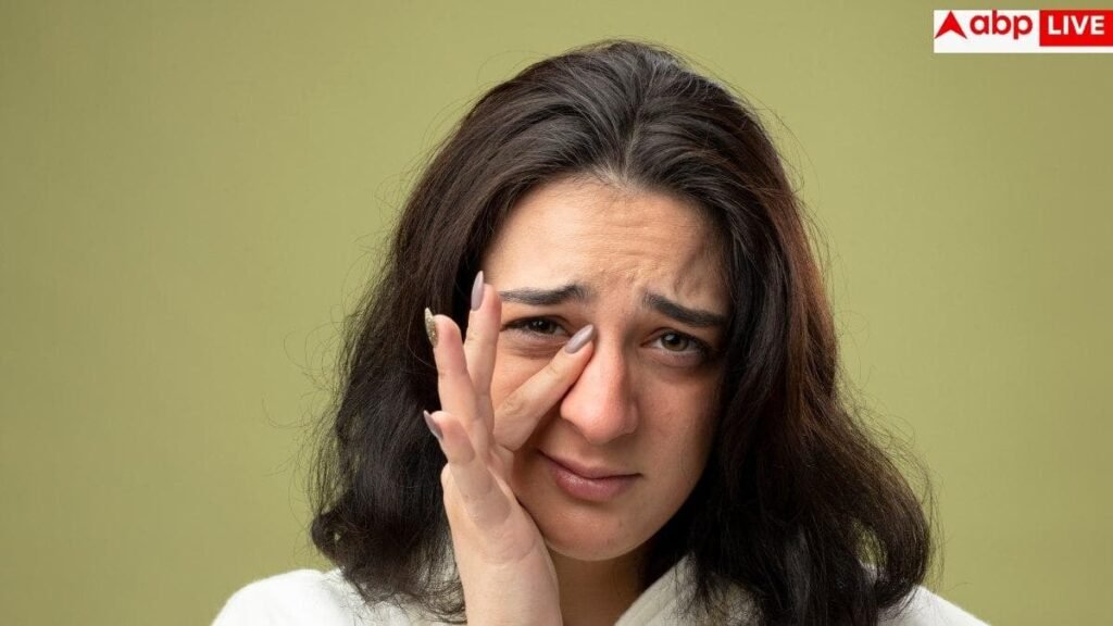 eye-discharge-causes:-सावधान!-नॉर्मल-नहीं-होता-सुबह-आंखों-में-जमने-वाला-मैल,-पीला-या-हरा-रंग-इस-बीमारी-का-संकेत