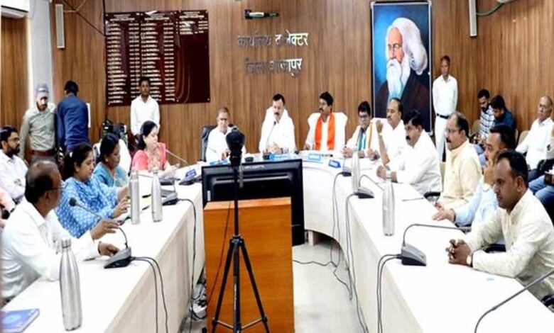 दो-पहिया-वाहन-चालकों-को-हेलमेट-लगाकर-चलने-के-लिए-करें-प्रेरित-:-परिवहन-मंत्री-सिंह