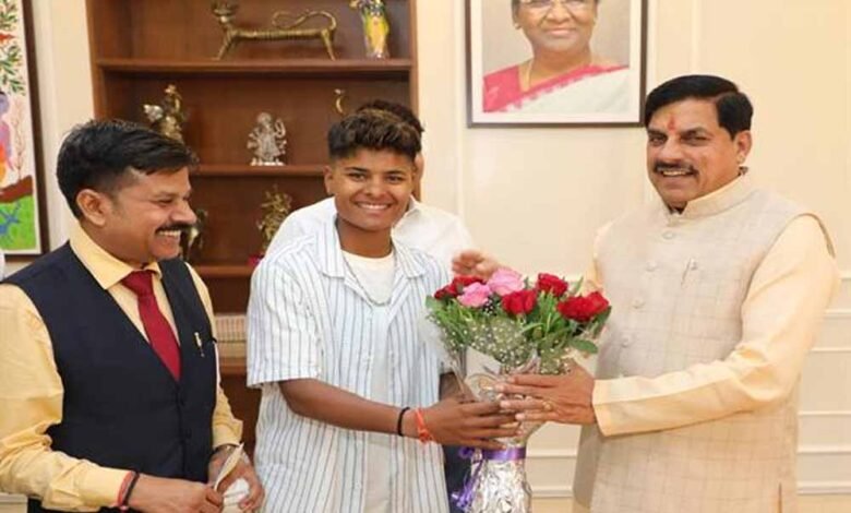 मुख्यमंत्री-डॉ.-यादव-से-क्रिकेटर-क्रांति-गौड़-ने-सौजन्य-भेंट-की