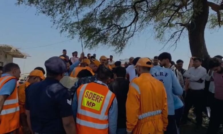 भागीरथ-के-हाथों-में-रिंग-फंसाकर-रेस्क्यू-की-कोशिश-नाकाम,-सुरंग-की-खुदाई-जारी;-बोरवेल-पर-टिकी-नजरें