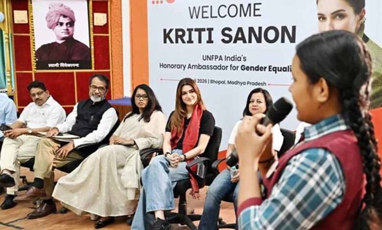यूएनएफपीए-एंबेसेडर-कृति-सेनन-ने-विद्यार्थियों-से-किया-संवाद,-जेंडर-इक्वैलिटी-का-दिया-संदेश