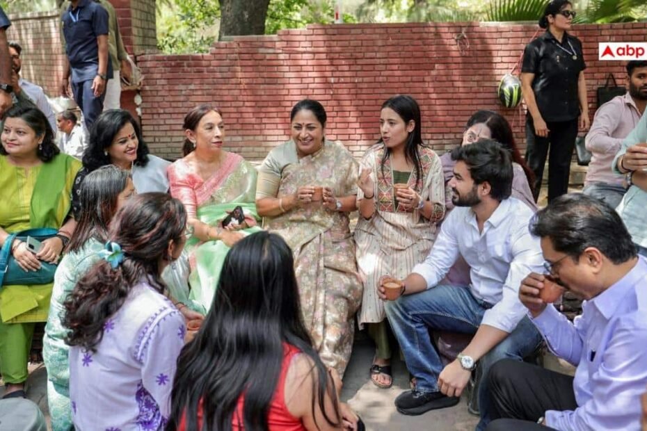 ‘नारी-शक्ति-वंदन’-के-समर्थन-में-du-पहुंचीं-cm-रेखा-गुप्ता,-छात्राओं-संग-पी-चाय,-देखें-तस्वीरें
