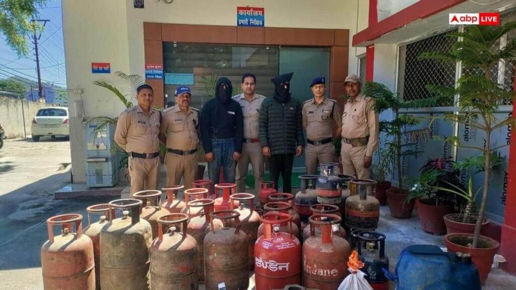 ramnagar-news:-रामनगर-में-lpg-सिलेंडर-की-कालाबाजारी-का-भंडाफोड़,-अवैध-रिफिलिंग-करते-2-गिरफ्तार