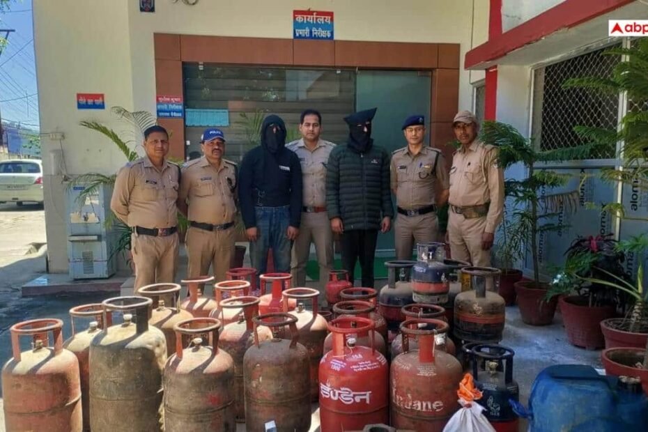 ramnagar-news:-रामनगर-में-lpg-सिलेंडर-की-कालाबाजारी-का-भंडाफोड़,-अवैध-रिफिलिंग-करते-2-गिरफ्तार