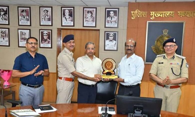 निष्पक्षता,-ईमानदारी-एवं-संवेदनशीलता-ही-पुलिस-अधिकारी-की-पहचान-:-पुलिस-महानिदेशक-मकवाणा