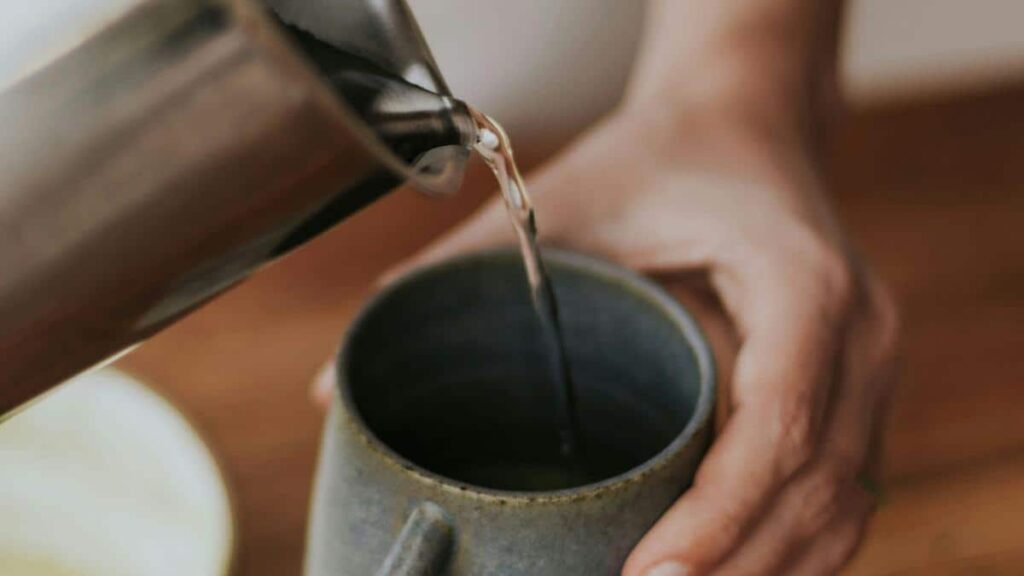 hot-water-benefits:-वजन-कम-करने-के-लिए-सुबह-सुबह-आप-भी-पीते-हैं-गर्म-पानी,-क्या-सच-में-काम-करता-है-यह-हैक?