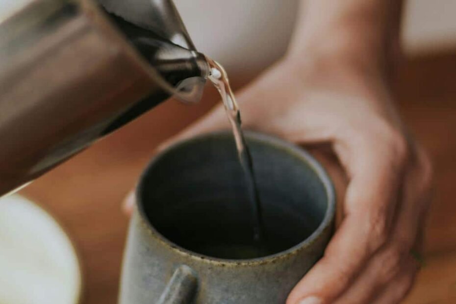 hot-water-benefits:-वजन-कम-करने-के-लिए-सुबह-सुबह-आप-भी-पीते-हैं-गर्म-पानी,-क्या-सच-में-काम-करता-है-यह-हैक?