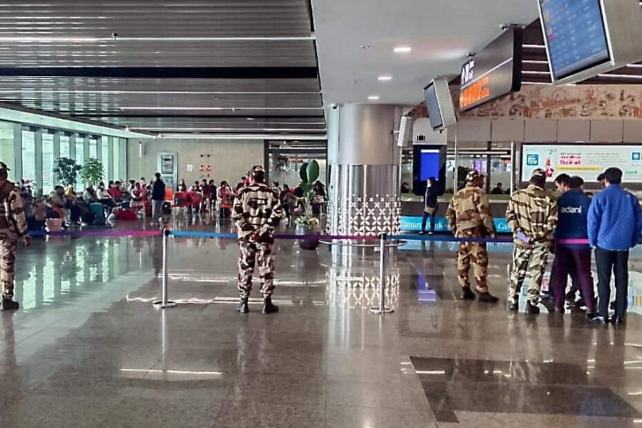 दुबई-से-काठमांडू-जा-रही-फ्लाइट-की-लखनऊ-एयरपोर्ट-पर-इमरजेंसी-लैंडिंग,-आनन-फानन-में-निकाले-यात्री