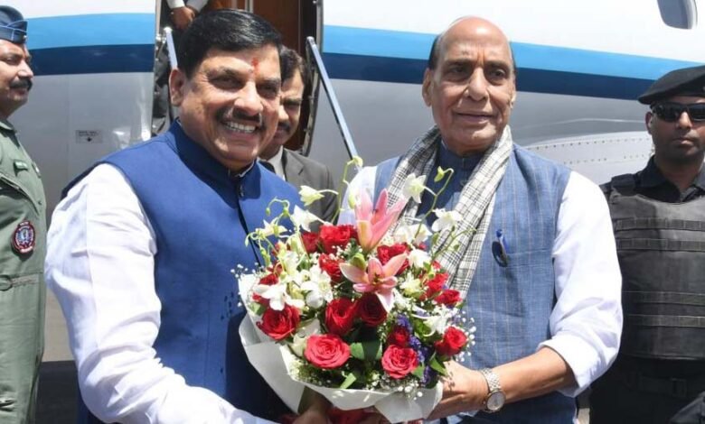 मुख्यमंत्री-डॉ.-यादव-ने-की-केंद्रीय-रक्षा-मंत्री-राजनाथ-सिंह-की-आत्मीय-अगवानी