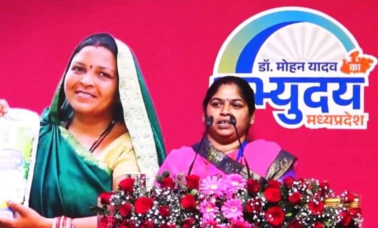 नारी-शक्ति-वंदन-हौसलों-की-उड़ान:-हवाई-जहाज़-से-उड़ान-भरने-वाली-गांव-की-पहली-बहू-मीनाक्षी