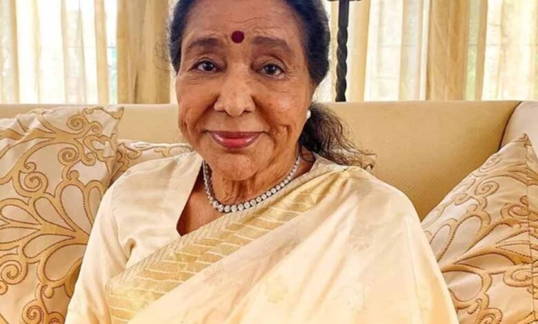 asha-bhosle-की-विदाई-में-भावुक-संयोग:-उसी-उम्र,-दिन-और-अस्पताल-में-हुआ-निधन-जैसे-lata-mangeshkar