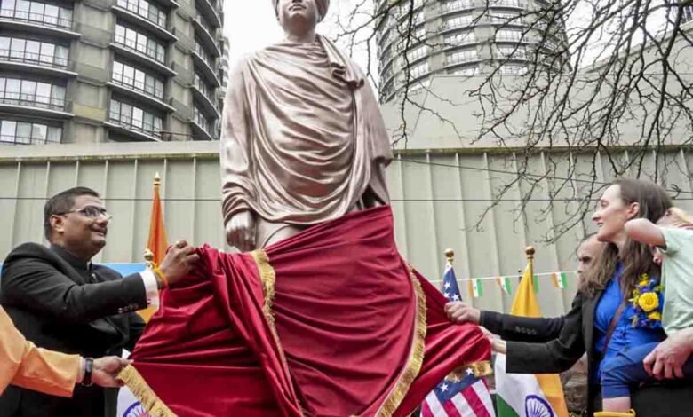 सिएटल-के-वेस्टलेक-स्क्वायर-में-स्वामी-विवेकानंद-की-पहली-जीवन-आकार-कांस्य-प्रतिमा-का-अनावरण