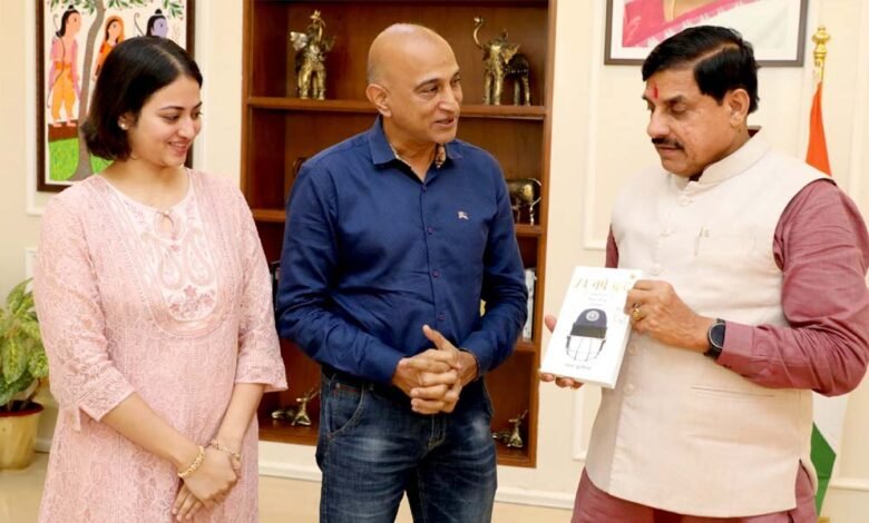 मुख्यमंत्री-डॉ.यादव-ने-क्रिकेटर-और-कोच-अमय-खुरासिया-की-पुस्तक-74-वर्ष-बाद-पुस्तक-का-विमोचन-किया