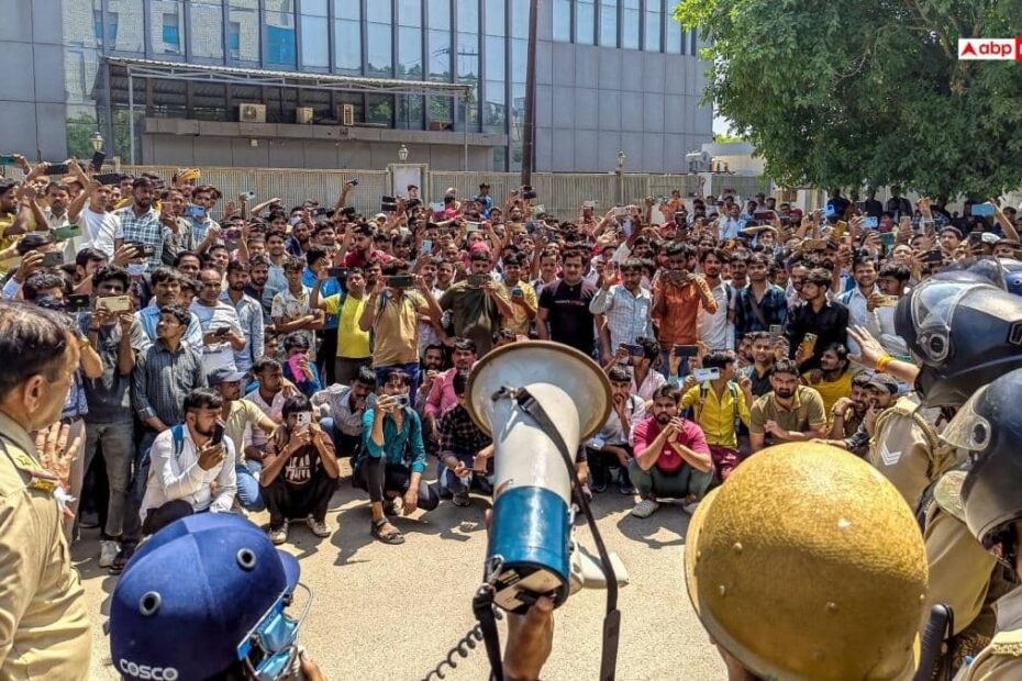 नोएडा-में-श्रमिक-प्रदर्शन-के-बीच-कैसे-भड़की-हिंसा?-पुलिस-कमिश्नर-ने-किया-बड़ा-दावा,-अब-तक-हुआ-ये-एक्शन