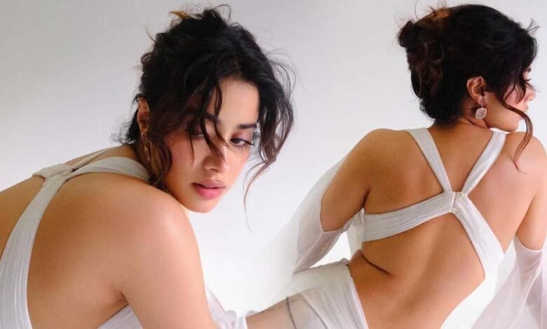 कपूर-खानदान-की-बेटी-जाह्नवी-का-बोल्ड-लुक,-बैकलेस-ड्रेस-में-दिया-किलर-पोज