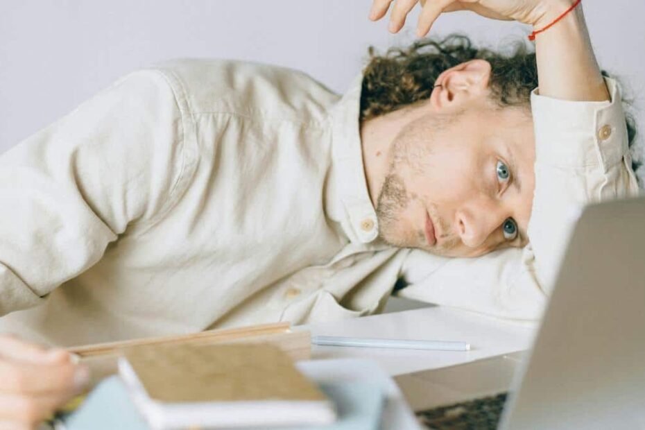 post-lunch-sleepiness:-लंच-के-बाद-सवार-हो-जाती-है-सुस्ती-और-आने-लगती-है-नींद,-हल्के-में-न-लीजिए-ये-लक्षण