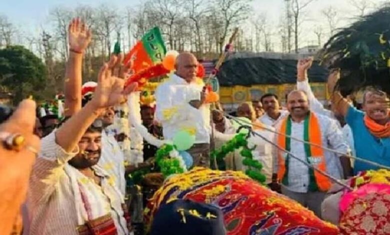 बैतूल-विधायक-हेमंत-खंडेलवाल-का-अनोखा-अंदाज,-बैलगाड़ी-पर-सवार-होकर-‘गांव-बस्ती-चलो-अभियान’-को-दी-गति