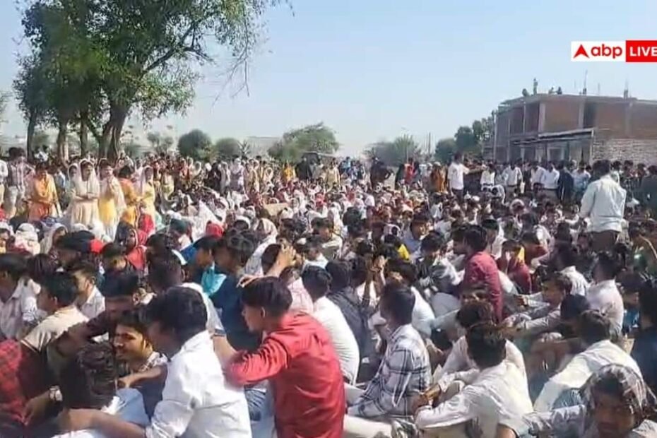 भिवाड़ी:-वेतन-वृद्धि-को-लेकर-श्रमिकों-का-प्रदर्शन-जारी,-कंपनी-के-बाहर-हड़ताल-पर-बैठे-मजदूर