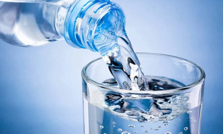 गर्मी-में-कितना-पानी-पीना-चाहिए?-उम्र-के-हिसाब-से-जानें-सही-मात्रा