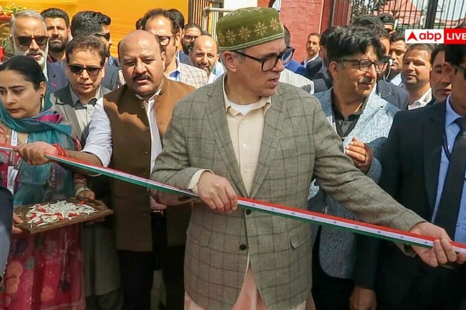 cm-उमर-अब्दुल्ला-ने-तिरंगे-वाला-रिबन-को-काटने-से-किया-इनकार,-अब-लोग-कर-रहे-मुख्यमंत्री-की-तारीफ