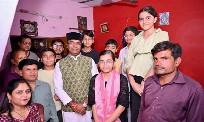 नरेला-की-बेटी-हिमांशी-ने-रचा-इतिहास,-मंत्री-सारंग-ने-घर-पहुंचकर-बढ़ाया-हौसला-:-लैपटॉप-देने-का-किया-वादा