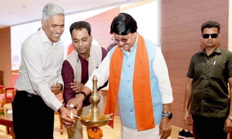 सभी-अधिकारी-नगरीय-निकायों-को-स्वावलंबी-और-विकास-केंद्र-के-रूप-में-करें-स्थापित-:-मंत्री-विजयवर्गीय