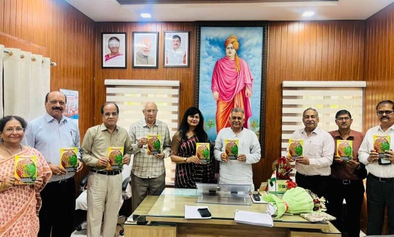 मंत्री-परमार-ने-क्लाइमेट-चेंज-एंड-बायोडायवर्सिटी-विषयक-राष्ट्रीय-वेबीनार-पर-आधारित-पुस्तिका-का-किया-विमोचन