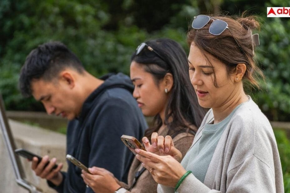 screen-time-effects:-क्या-फोन-दूर-होते-ही-हो-जाते-हैं-बेचैन,-जानें-स्क्रीन-कैसे-बना-रही-समय-से-पहले-बूढ़ा?