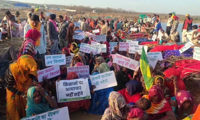 छतरपुर-में-केन-बेतवा-लिंक-प्रोजेक्ट-के-मुआवजे-पर-विरोध-प्रदर्शन,-प्रशासन-के-आश्वासन-के-बाद-समाप्त