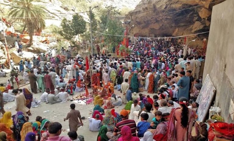 पाकिस्तान-में-जुटे-3-लाख-हिंदू,-हिंगलाज-मंदिर-में-मनाया-गया-उत्सव;-जानें-इसका-इतिहास