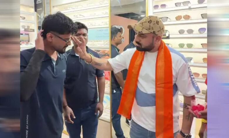 भोपाल-छिंदवाड़ा-में-लेंसकार्ट-शोरूम-पर-बजरंग-दल-का-प्रदर्शन,-कर्मचारियों-को-तिलक-और-कलाई-पर-कलावा-बांधा