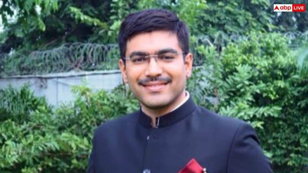 सपनों-को-सच-करने-का-सफर,-मनीष-बंसल-की-iit-से-ias-तक-की-कहानी;-पत्नी-भी-हैं-ias