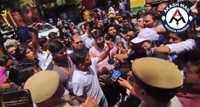 जंतर-मंतर पर प्रदर्शन को लेकर सवाल, आधार कार्ड मांगने पर सरकार को घेरा