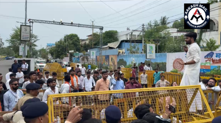 भोपाल: पॉलिटेक्निक चौराहे पर शराब दुकान के खिलाफ एबीवीपी का जोरदार प्रदर्शन