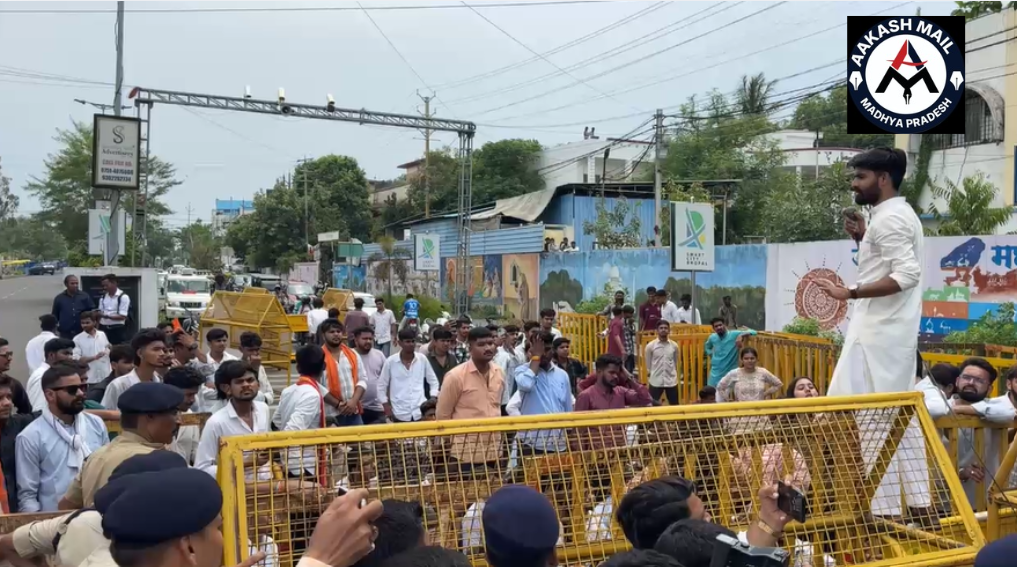 भोपाल: पॉलिटेक्निक चौराहे पर शराब दुकान के खिलाफ एबीवीपी का जोरदार प्रदर्शन