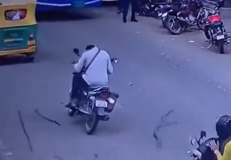 बेंगलुरु में बड़ा हादसा: पेड़ की भारी शाखा गिरने से बाइक सवार गंभीर, ब्रेन सर्जरी के बाद कोमा में