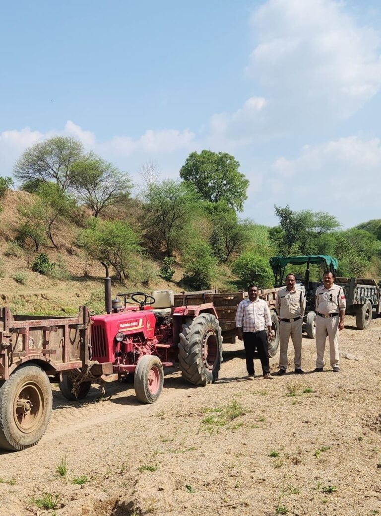 नरसिंहपुर में अवैध रेत कारोबार पर प्रशासन की बड़ी कार्रवाई, 258 घनमीटर रेत जब्त, तीन ट्रैक्टर-ट्रॉली और एक हाईवा पकड़ा गया
