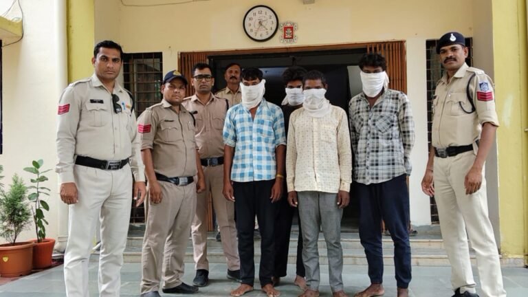 नेपानगर पुलिस की बड़ी कार्रवाई: गिट्टी खदान में चोरी करने वाले 4 आरोपी गिरफ्तार, 60 हजार का सामान बरामद